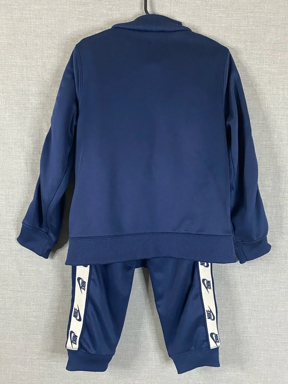 Nike Kids 2 Piece Tricot Track Suit Set Jacket/Pants White/Dark Blue Size 5-6 Yr